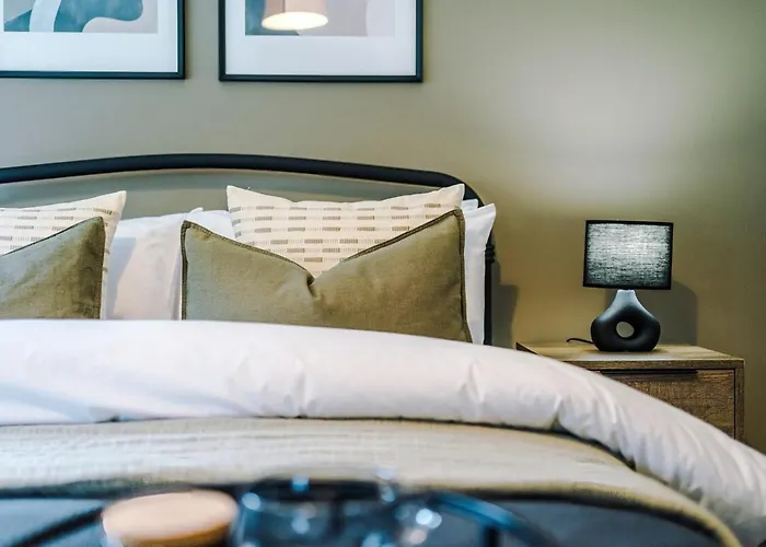 Homebird - Tavistock * Λιντς